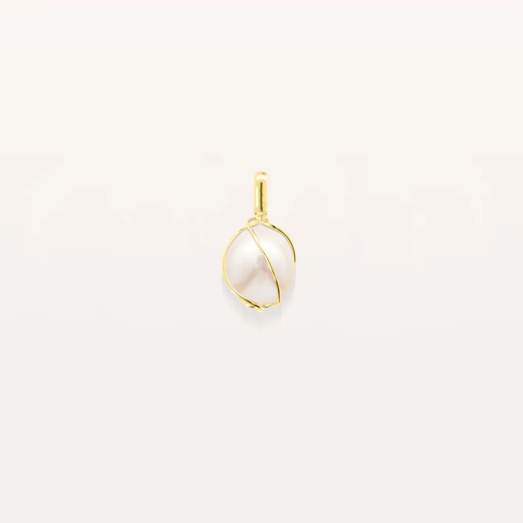Pendentif en or avec perle enveloppée d’un motif torsadé